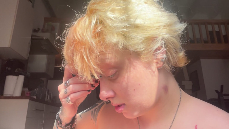 Glitterqueen1999: Gótica menina no nariz do sol fetiche esfregando nariz de...