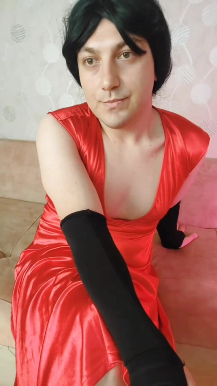 Kitty_Cross: 빨간 옷을 입은 백마 여성 Sissy