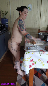 Nyfiken gudinna - MILf gör bröd, naken