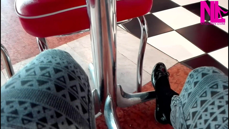 Nyllady: Juego de zapatos en mis pisos negros en un bar