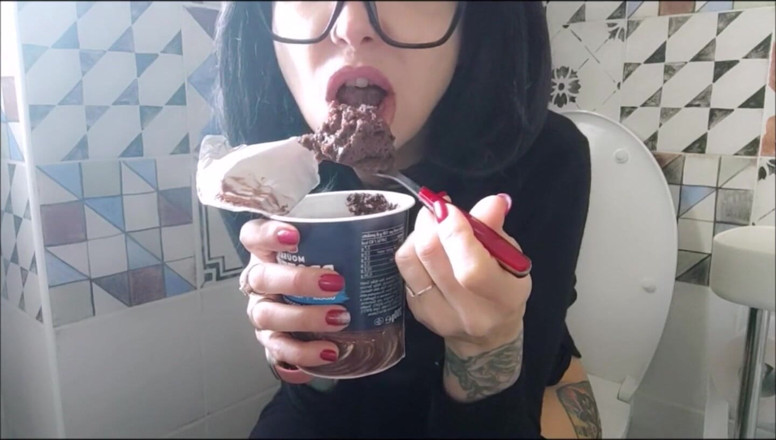 savannahamatoriale: Eu amo meu chocolate quando estou no banheiro