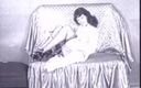 Vintage megastore: Una spogliarellista d&amp;#039;antiquariato in lingerie