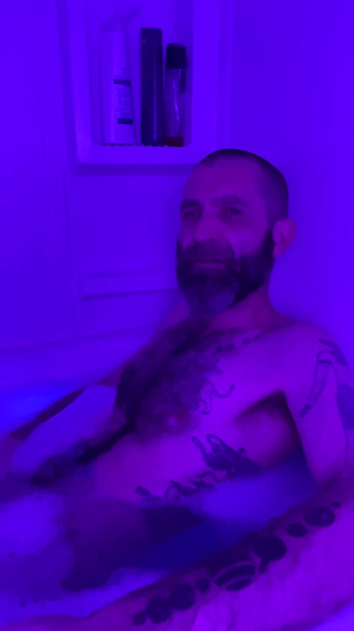 Bradley K Savage: Verbální dom táta mu vysvětluje, co je dom