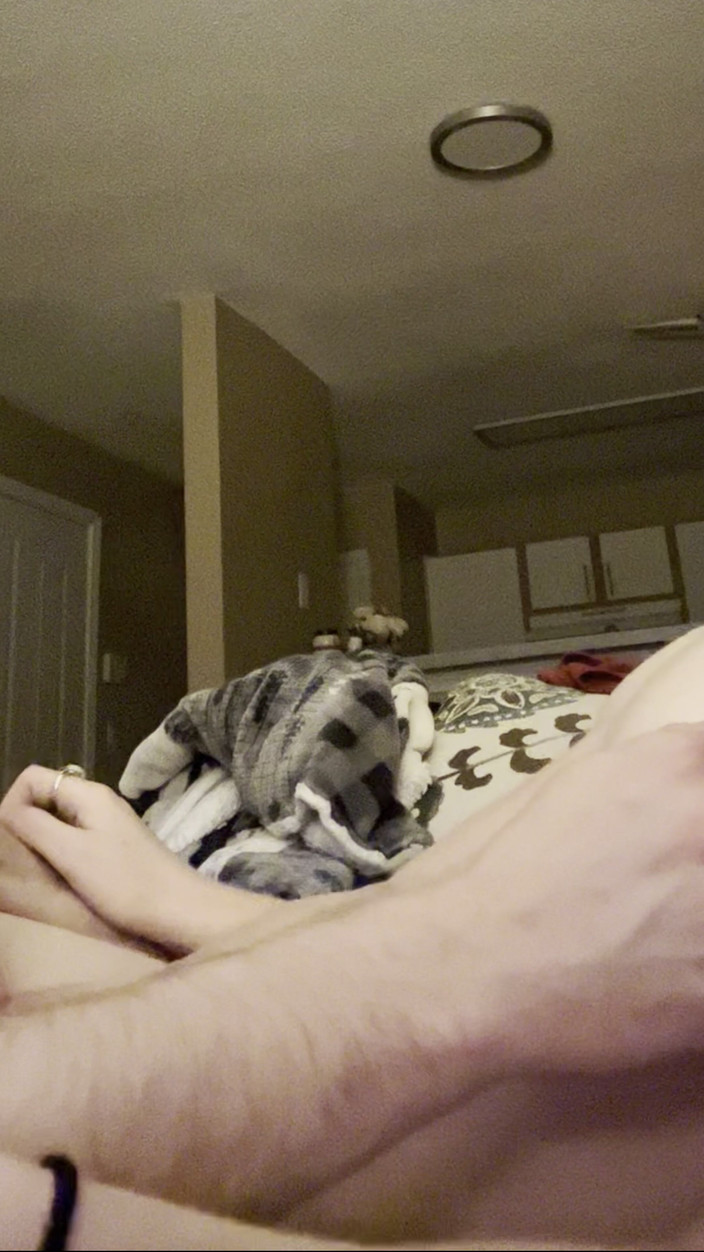 IntimateIsles: Vibratör kanepede seks