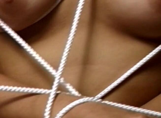 European Classics: Brünette gefesselt, shibari sitzt auf einem typen