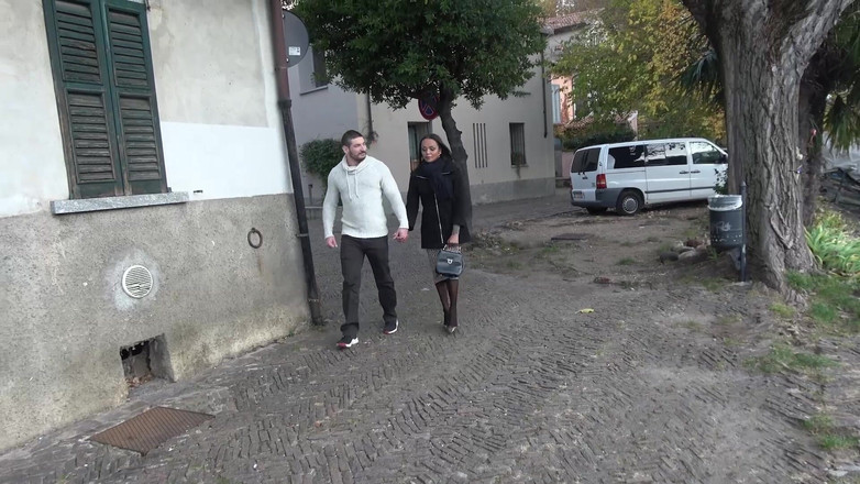 Transsexuell and gay club: 人妖在第一次约会时在他家操一个强壮的男人