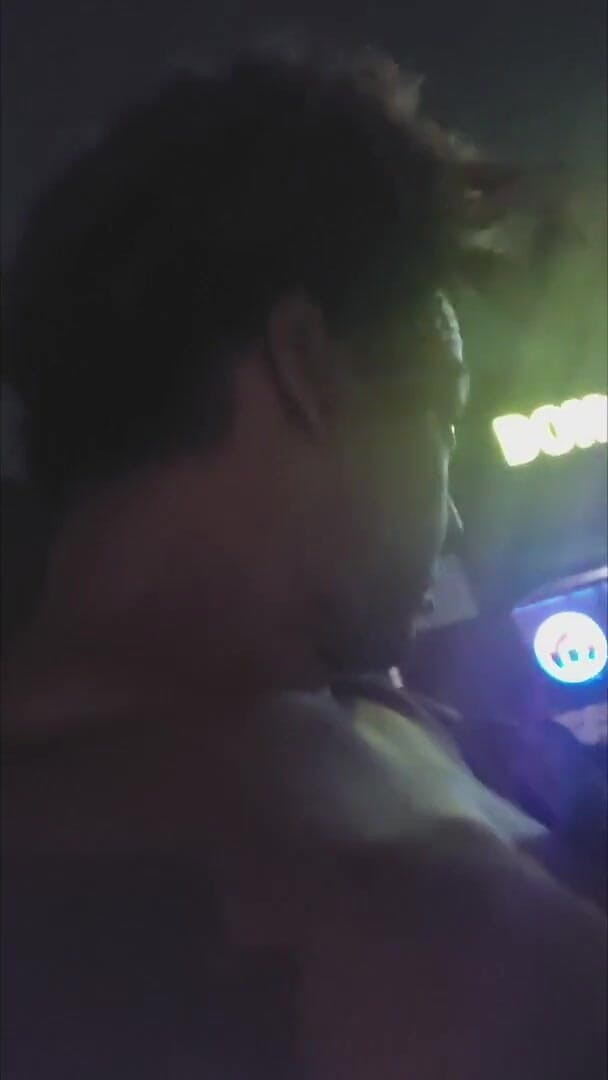 KNKY Bee: Estaba tratando de estar afuera.