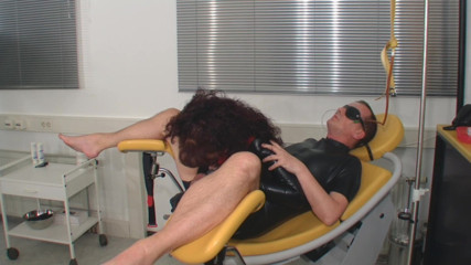 Rubber & Clinic Studio - 1ATOYS: Blowjob sesat dalam getah