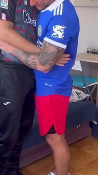 그는 축구 경기를 보러 와서 내 자지로 골을 넣었어