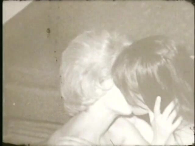 Vintage Usa: Futai interrasial în trei cu două gagici sexy