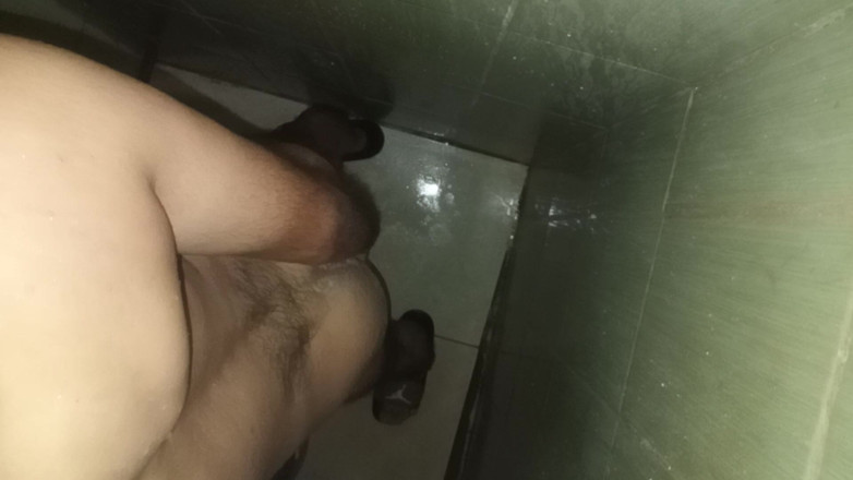 Cute boy jerks off: 毛深いスリム男性が自宅のシャワーで自慰をする