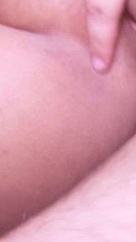 Esta gostosa começou a me chupar bem, eu a coloco e pedi porra dentro de sua buceta