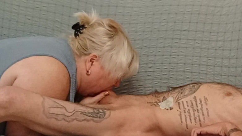 Zona901: Дружина спостерігає, як сусід смокче мій член і ковтає сперму