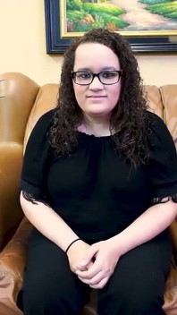 Brunetă țâțoasă cu forme Harper B se varsă în spermă adâncă în gât