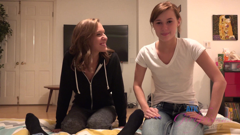ATK Fans (Girlfriends): Vacances virtuelles - regardez ces deux filles se relayer sur ta...