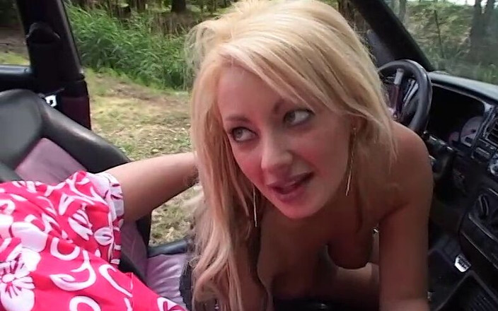 Magmafilm: 차에서 뜻밖의 쓰리섬 남친