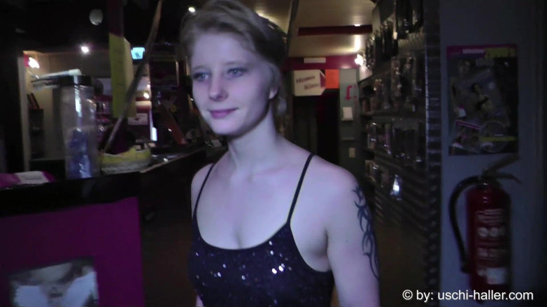 Club Express: Sonja Sweet dando um boquete em um cinema pornô alemão