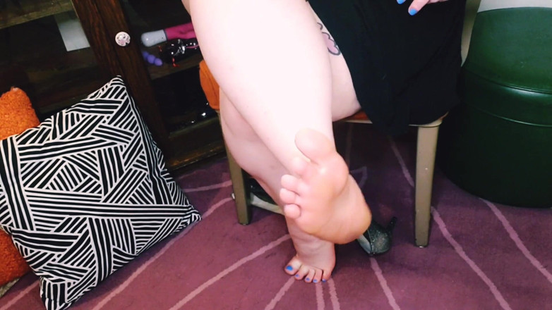 Fatfemmefrisky: Lick his feet first