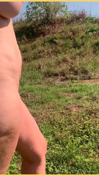 Wifey mostra il suo culo perfetto e osa esibizionista