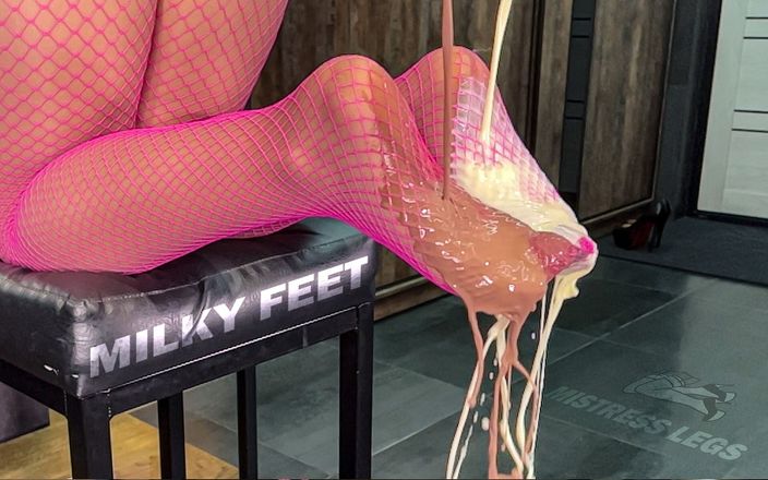 Mistress Legs: Mjölk häller på mina sexiga nylonfötter i de rosa fisknäten
