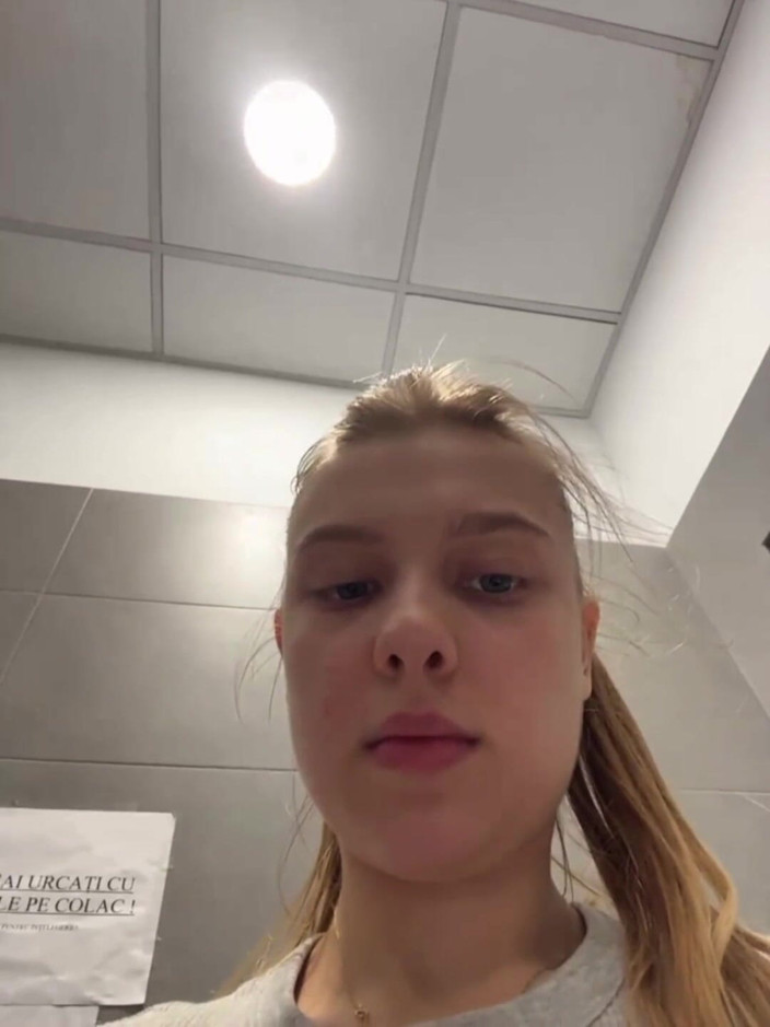 JuiceLussie: Aku lagi asik fingering lubang pantatku di mall