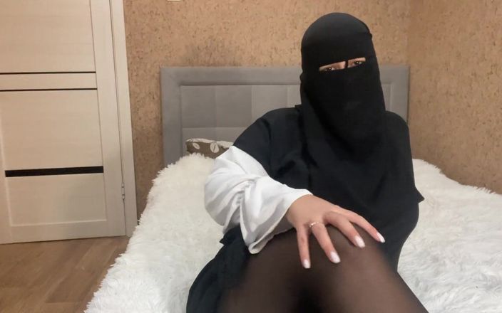 Lux Eva: Kurviga muslimska MILf onanerar framför sin styvson