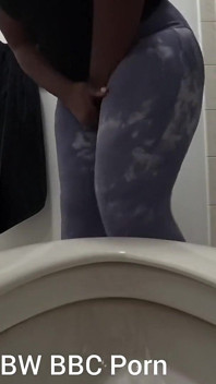 Terdesak untuk kencing di tandas pov