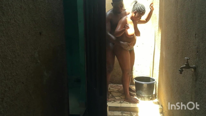 Pornsexlive: Jeannette, indianca desi m-a invitat la duș pentru a face...
