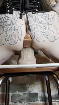 Riesigen dildo reiten mit plug in lockeren piggystyle-arsch gestopft
