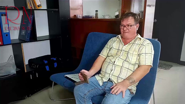 Regina Noir: Sexretary - 바보 같은 비서와 섹스하는 사무실 고객. 사무실에서 입과 보지 섹스
