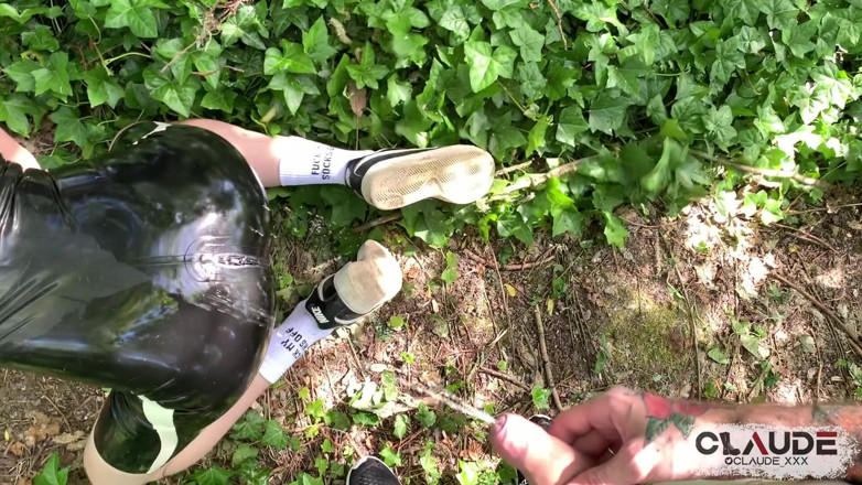 Claude Nikotine: Cochon de pisse en caoutchouc dans la nature