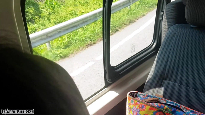 SweetButtocks: Kåt brunett onanerar våt fitta