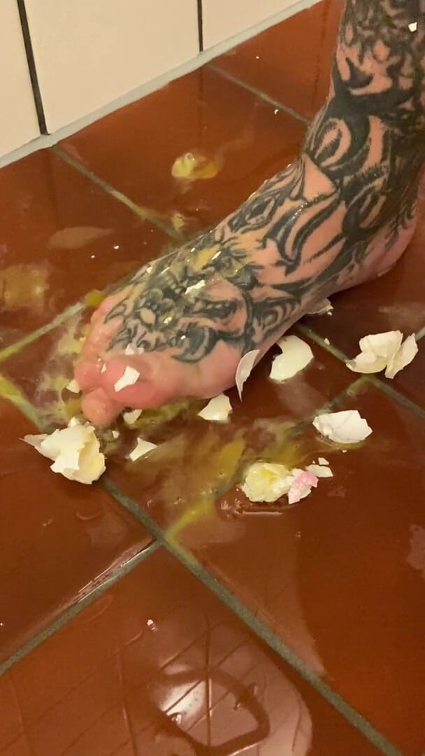 VikingsFeet: Feet Vs. Raw Egg