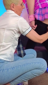 Fidanzata viziosa con un timido travestito