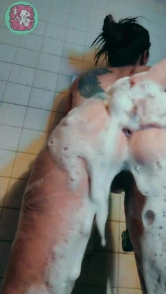 Il gran culo di yoursexyrabbit provocante in doccia