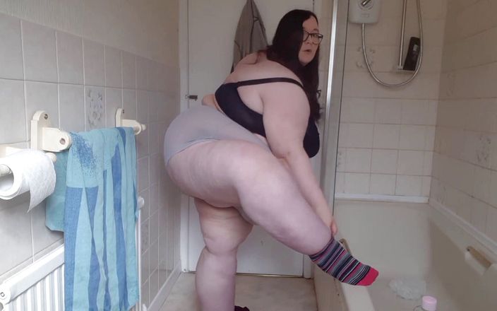SSBBW Lady Brads: SSBBW, strip-tease sous la douche, on se déshabille