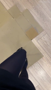 Giantess Crushing ในถุงน่องและรองเท้าส้นสูง