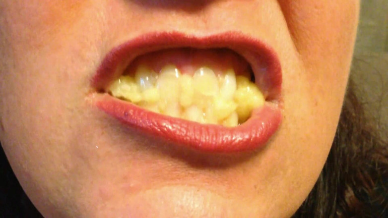 Lily Lipstixxx: Banán polyká, ne plive!