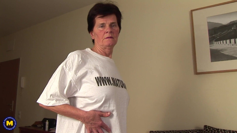 Mature NL: Pissande mormor