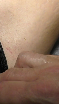 Deliciosa mamá follada con los dedos por hermanastro
