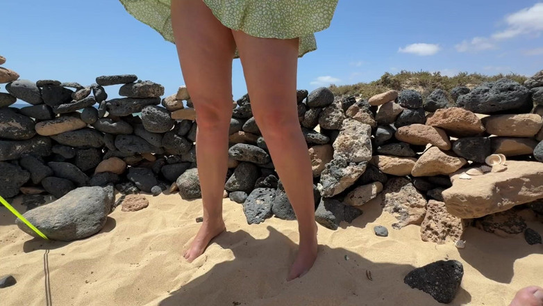 Emma Voyeur: Girl Pissing No Panties in the Dress Beach