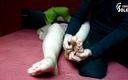 Czech Soles - foot fetish content: Kittlar hennes stora BBW -fötter