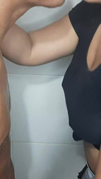 Melany Duşta Penisimi Emmeye Devam Ediyor