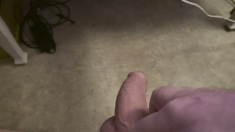 Pellefnatt: Arkadaşım sandalyeye oturuyor ve video izlerken yarağını sıvazlıyor