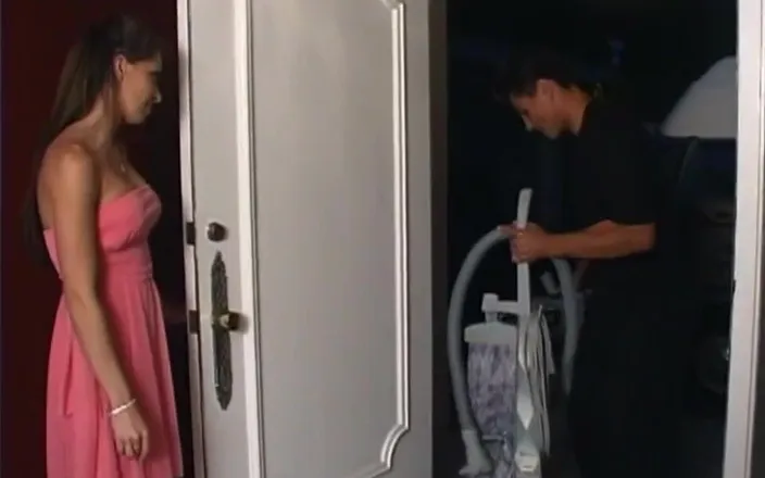 Vintage megastore: Vacum cleaner agent fucks with a young housewife