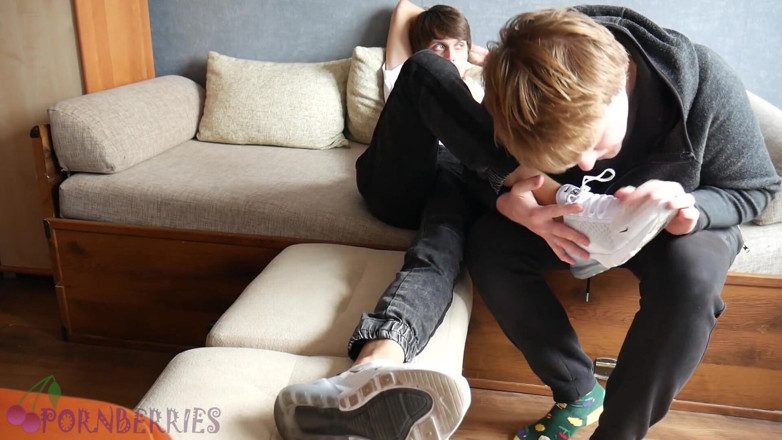 Ethan Alex: Sneakers lad feet, socks and shoe worship with footjob - Nike...