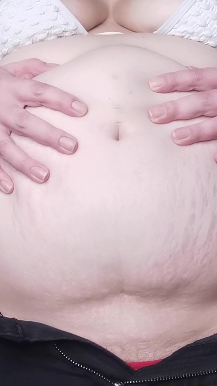 Delilah Dee: Alt girl asmr burping stora uppsvällda mage jiggles