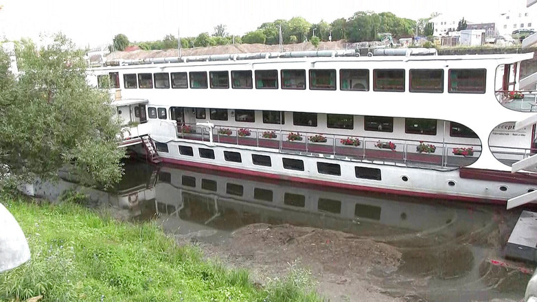 Popp Sylvie: Dildofuck em um barco