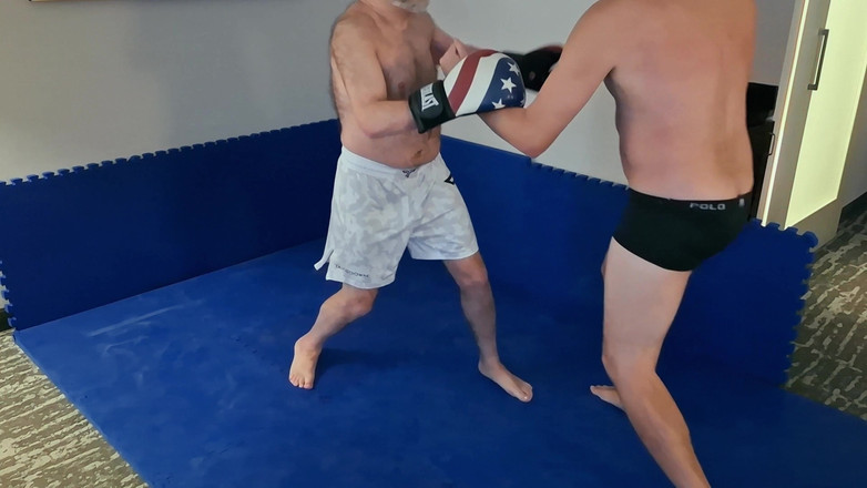 Combat and fetish: Desafío de boxeo en una habitación de hotel - osito vs...