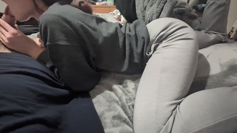 Mimiandevan: Bermain dengan kaki isteri semasa blowjob sudut pandangan pertama